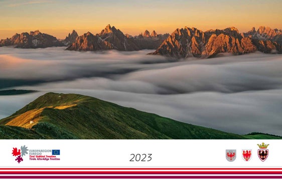 Der Euregio-Kalender für das Jahr 2023 mit Bildern aus Tirol, Südtirol und dem Trentino ist erschienen und wurde gestern in Trient vorgestellt. (Foto: Euregio)