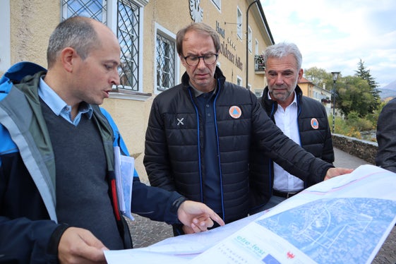 Lokalaugenschein am Eisack in Brixen: (v.l.) Amtsdirektor Philipp Walder, Ressortdirektor Klaus Unterweger, Landesrat Arnold Schuler (Foto: LPA/Noemi Prinoth)
