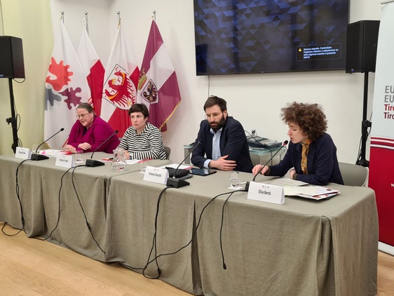 Um die demokratische Teilhabe und die partizipative Demokratie ging es beim gestrigen Euregio-Dienstag in der Casa Moggioli in Trient, v.l. Elisabeth Alber, Martina Trettel, Andreas Eisendle und Elisa Bertò (Foto: Presseamt Trentino)