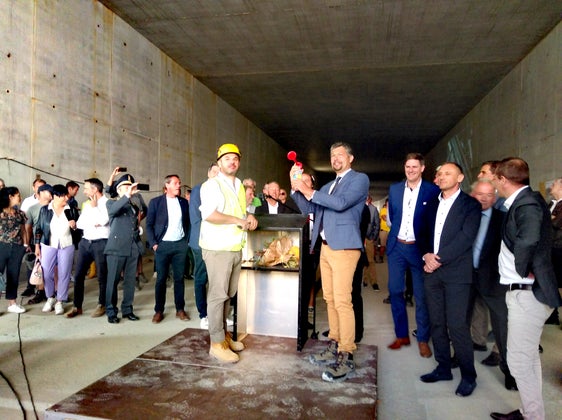 Mobilitätslandesrat Alfreider gibt 150 Meter unter dem Schalderer Bach das Startsignal für den Durchstich des 580 Meter langen Tunnels für die Umfahrung Vahrn (Foto: LPA/Angelika Schrott)
