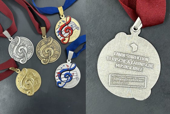 Diese Medaillen erhalten Musikschülerinnen und Musikschüler, die sich den Prüfungen zum Erwerb des musikalischen Leistungsabzeichens stellen. (Foto: LPA/Landesmusikschuldirektion) 