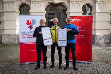 Presentato il nouvo sistema Pro.Valanghe.Report: da sinistra, il presidente della Provincia autonoma di Trento Maurizio Fugatti, il presidente dell'Euregio e capitano del Tirolo Anton Mattle e il presidente della Provincia autonoma di Bolzano Arno Kompatscher. (Foto: Land Tirolo/Neuner)