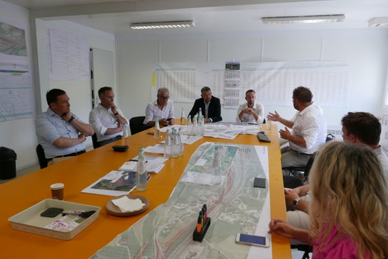 La circonvallazione; lunga 1,5 chilometri, dovrebbe essere aperta al traffico entro la fine dell'anno, ha dichiarato il responsabile del progetto Andreas Pichler (nella foto il primo da destra) durante un incontro con il responsabile del progetto Florian Knollseisen (secondo da destra), l'assessore provinciale Daniel Alfreider (terzo da destra), il sindaco di Varna Andreas Schatzer (quarto da destra), il consigliere comunale di Bressanone, Thomas Schraffl (quinto da destra) e il sindaco di Bressanone Andreas Jungmann (sesto da destra). (Foto: ASP/Ingo Dejaco)