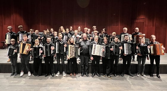 Das Akkordeonorchester 2023 zählt insgesamt 33 Schülerinnen und Schüler aus Süd- und Nordtirol. Geleitet wird es von Harald Pröckl (Bildmitte). (Foto: LPA)