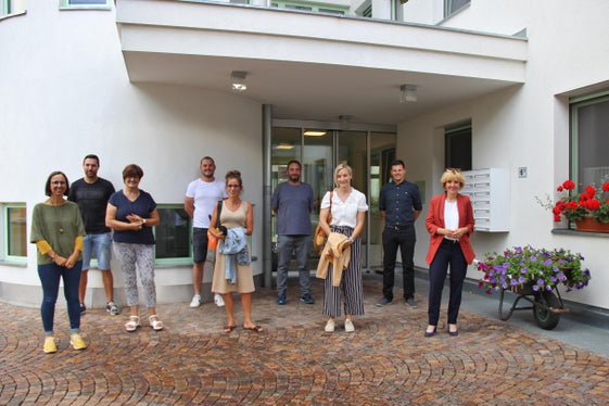 In Prad wird in den nächsten Jahren das Pilotprojekt Betreutes Wohnen plus umgesetzt - Landesrätin Deeg (1.v.r.) hat mit den Vertreterinnen und Vertretern der Gemeinde um BM Alber (2.v.r) und dem Tagespflegedienst der Sozialdienste der Bezirksgemeinschaft um Sozialreferentin Roselinde Gunsch Koch (3.v.l.). (Foto: LPA/Carmen Kollmann)