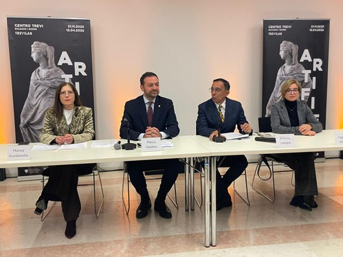 “Artifices: i creatori dell’arte” è il terzo grande appuntamento del ciclo di mostre “Storie dell’arte con i grandi musei” avviato nel 2023 dall’Assessorato alla Cultura italiana della Provincia autonoma di Bolzano Nella foto (da sinistra) Marisa Giurdanella, direttrice dell'Ufficio Cultura italiana, il vicepresidente Marco Galateo, il direttore di Dipartimento Antonio Lampis e Federica Rinaldi, direttrice del Museo Nazionale Romano. (Foto: USP)