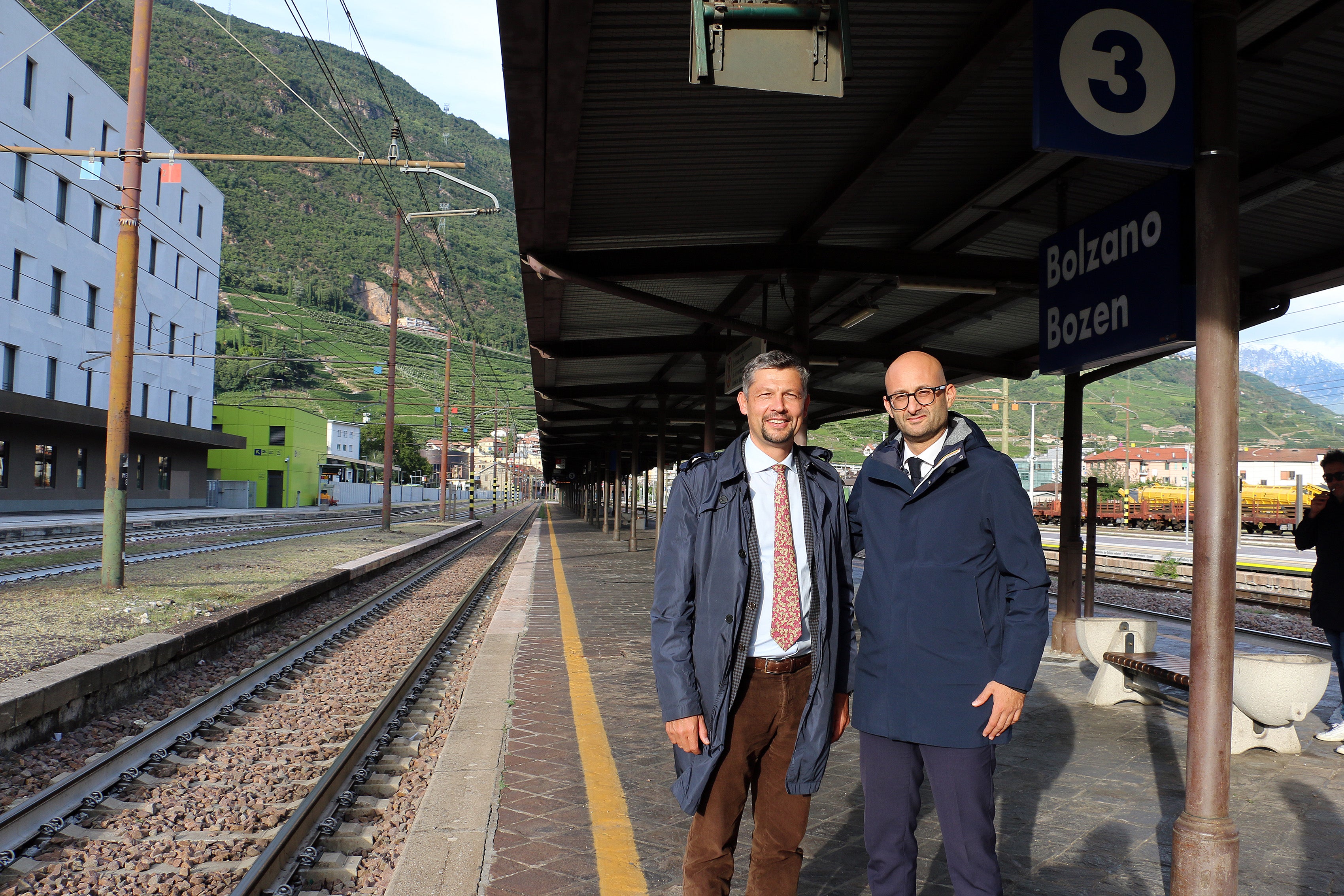 Mobilitäts- und Infrastrukturenlandesrat Daniel Alfreider mit dem RFI-Geschäftsführer Gianpiero Strisciuglio (rechts) am Bahnsteig der Gleise 3 und 4 in Bozen, der 2025 für einen besseren Zugang angehoben wird. (Foto: LPA/Ingo Dejaco)