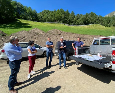 Lokalaugenschein mit (v.l.) Bürgermeister Georg Altstätter, Gemeindereferentin Heidi Gamper, Andreas Eberhöfer, LR Schuler, Vizebürgermeister Roland Schwienbacher (Foto: LPA/Noemi Prinoth)