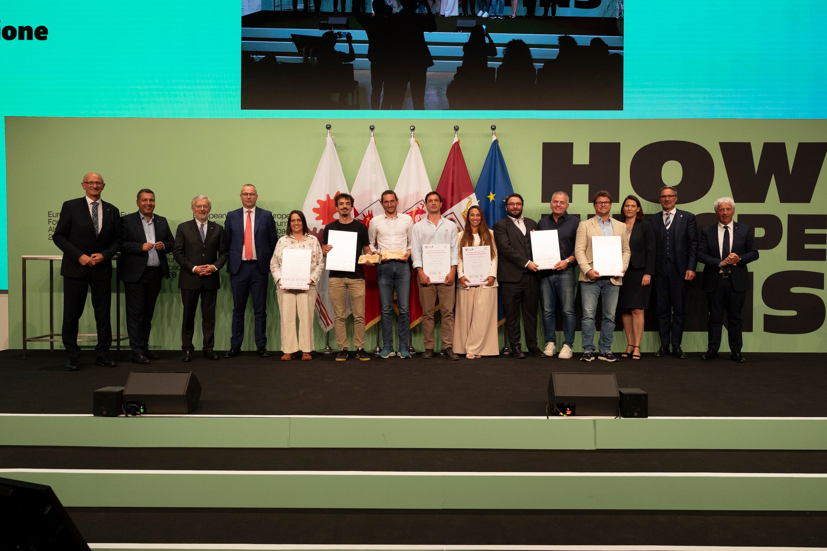 PreisträgerInnen Euregio-Innovationspreis: (von links) Landeshauptmann Anton Mattle (Tirol), Jury-Vorsitzender Marcus Hofer, Michl Ebner (Handelskammer Bozen), Andrea De Zordo (Handelskammer Trient), Stefania Malfatti (Behavix srl Società Benefit), Philipp Tschaikner (KinCon biolabs GmbH), Antonio Maria Vizioli und Elia Fregonese (Fraido SRL), Beatrice Iaia (BIOTITAN SRL), Andreas Hanschek und Michael Eckle (Vahle Automation), Yannick Back (Terra Atmos), Barbara Thaler (Wirtschaftskammer Tirol), Landeshauptmann Arno Kompatscher (Südtirol) und Landtagspräsident Claudio Soini (Trentino). (Foto: Land Tirol/Sedlak)