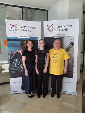 Linda Demattio (al centro) della scuola di musica Bassa Atesina con il suo clarinetto e la sua insegnante Uta Praxmarer (a sinistra) e l'accompagnatore al pianoforte Andreas Benedikter. (Foto: USP)