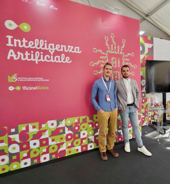Informatica Alto Adige ha portato l'eccellenza digitale altoatesina al Festival delle Regioni di Bari. Thomas Quetri (a sinistra) e Luca Bellettati sono stati i relatori dei due interventi presentati nello "Spazio IA" (Foto: USP/Renate Mayr)