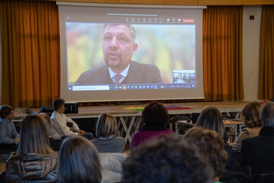 L Assessëur Daniel Alfreider à rengrazià duc chëi che à judà pea ala realisazion dla publicazion, che ie de gran valuta per la scola y cultura ladina. (Foto: USP)