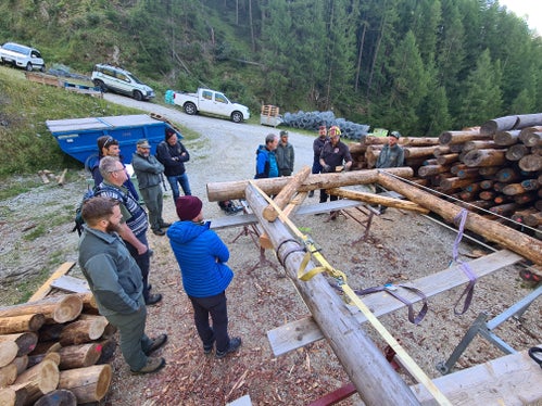 Hier werden die Holzrechen gefertigt und anschließend zur Verbauung ins Gelände geflogen. (Foto: LPA/Forstinspektorat Meran)