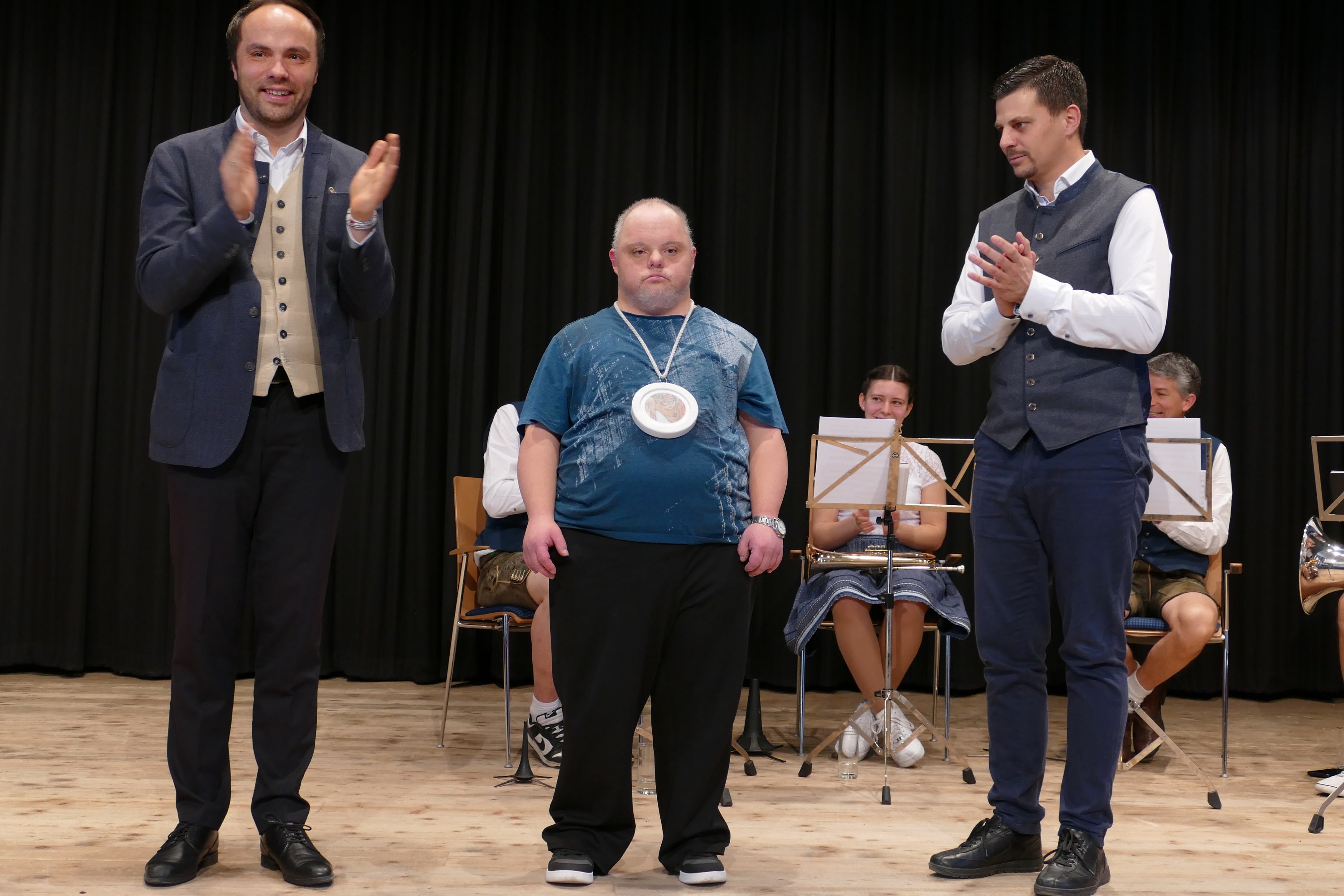 Elmar Rufinatscha ist der erste Preisträger des neu geschaffenen Georg Paulmichl Preises, der Kunstschaffenden mit Behinderungen mehr Sichtbarkeit verleihen soll. Der Preis wurde von Landesrat Achammer und dem Bürgermeister der Gemeinde Prad am Stilfserjoch, Rafael Alber, übergeben. (Foto: Sepp Laner)