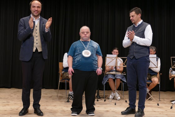 Elmar Rufinatscha ist der erste Preisträger des neu geschaffenen Georg Paulmichl Preises, der Kunstschaffenden mit Behinderungen mehr Sichtbarkeit verleihen soll. Der Preis wurde von Landesrat Achammer und dem Bürgermeister der Gemeinde Prad am Stilfserjoch, Rafael Alber, übergeben. (Foto: Sepp Laner)