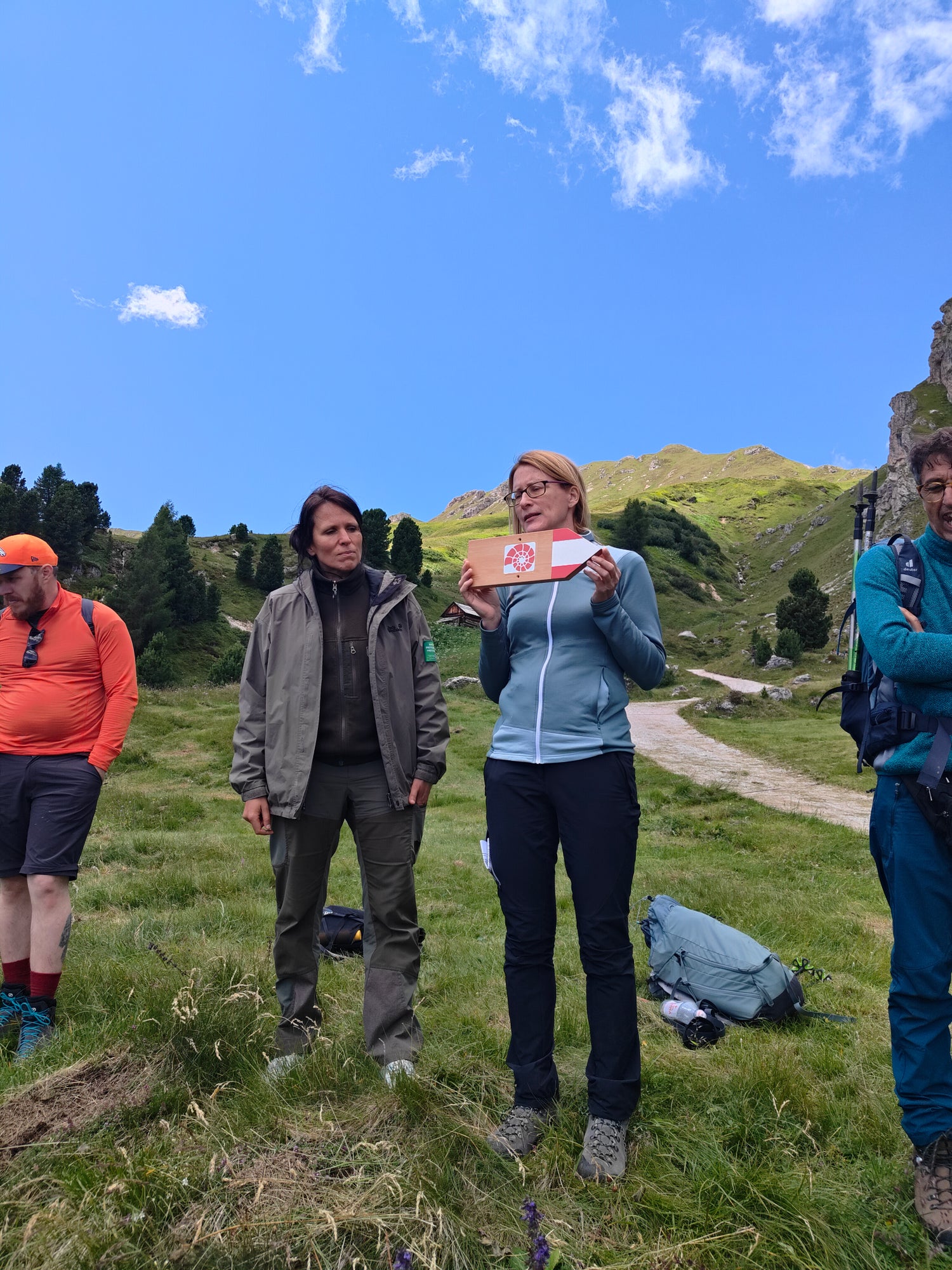 Elisabeth Berger (Koordinatorin Dolomiten UNESCO Welterbe) und Marlene Pfeifer vom Naturparkhaus Puez Geisler gaben Informationen zum Dolomiten-Welterbe. (Foto: LPA/Stiftung Dolomiten UNESCO)