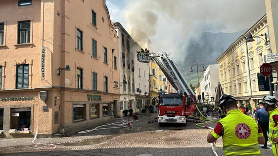 Incendio nel centro storico di Bressanone 2 A causa di un incendio in un appartamento in via Bastioni Maggiori, a Bressanone, la Protezione civile raccomanda di non aprire porte e finestre e di spegnere gli impianti di condizionamento e ventilazione. (Foto: Vigili del fuoco volontari di Chiusa)