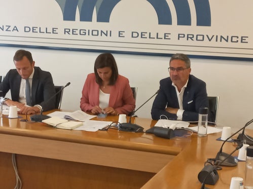Da destra il presidente della Provincia autonoma di Bolzano Arno Kompatscher, la segretaria generale della Conferenza delle Regioni e delle Province autonome Alessia Grillo e il presidente della Conferenza delle Regioni e delle Province autonome Massimiliano Fedriga. (Foto: ASP/Maurizio Di Giangiacomo) 