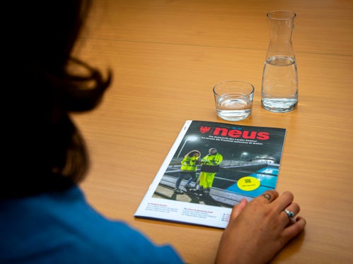 Die neue Landeszeitschrift ist soeben erschienen: nëus&nbsp;erscheint als Wendeheft in deutscher und italienischer Sprache. (Foto: LPA/Fabio Brucculeri)