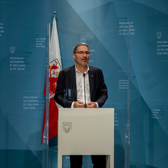 Nicht alle müssen mit den getroffenen Maßnahmen und Regeln einverstanden sein, aber alle müssen sich an die geltenden Regeln halten, fordert der Landeshauptmann. (Foto: LPA/Brucculeri)