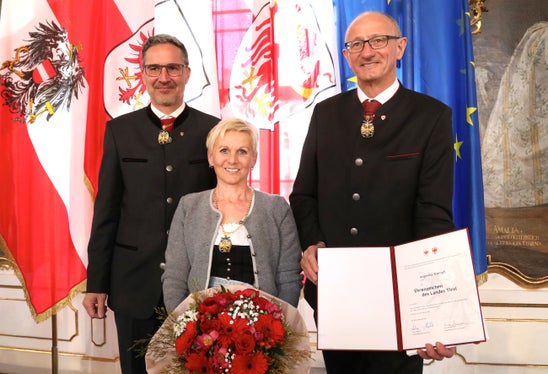 Angelika Stampfl (Mitte) mit Landeshauptleuten Arno Kompatscher (l.) und Anton Mattle (Foto: Land Tirol/Frischauf Bild)