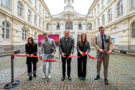 Start der Wanderausstellung 10 Jahre Euregio-Kalender am 25. Oktober 2025 in Innsbruck (Nordtirol): Banddurchschneidung mit Euregio-Vertretenden sowie Titelfotografin und -fotografen (Foto: Land Tirol/Danijel Jovanovic)