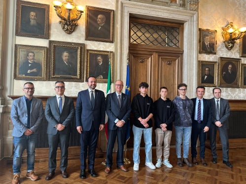 Da sinistra il docente del Galilei Gennaro Iaccarino, l'ispettore scolastico per l'ambito matematico, scientifico e tecnologico Fabio Furciniti, il vicepresidente e assessore provinciale all'Istruzione Marco Galateo, il ministro dell'Istruzione e del Merito Giuseppe Valditara, gli studenti dell’IISS Galilei Michele Magri, Yaroslav Rivny e Leonardo Segala, il sovrintendente Vincenzo Gullotta e il direttore della Ripartizione Tonino Tuttolomondo. (Foto: USP/Direzione Istruzione e Formazione italiana)
  