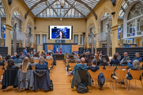 La rappresentante della Commissione europea, Ilaria Bergami, intervenuta in videoconferenza, ha sottolineato l’importanza del tema a livello dell’UE. Grazie a un intenso impegno, è stato possibile ridurre la percentuale di abbandono scolastico. (Foto: USP/Greta Stuefer)