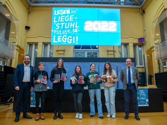 Gli assessori all’Istruzione Giuliano Vettorato (nella foto a destra) e Philipp Achammer (nella foto a sinistra) insieme ai vincitori dei lavori selezionati da un’apposita giuria premiati con sei IPad mini. (Foto: ASP/Fabio Brucculeri) 