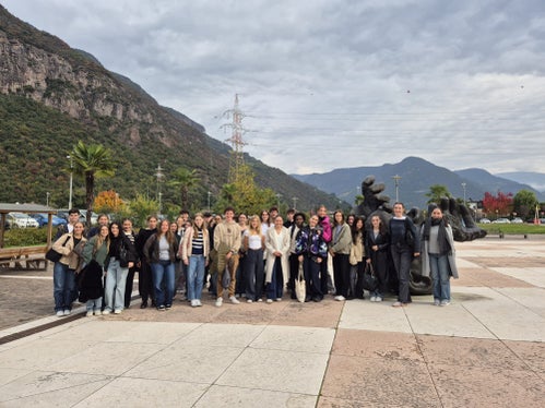 Im Rahmen der Projektwoche Rendezvous mit dem Traumberuf erhielten Oberschülerinnen und Oberschüler Einblicke in verschiedene Berufsfelder und konnten wertvolle Erfahrungen für ihre berufliche Zukunft sammeln. (Foto: LPA/Deutsche Bildungsdirektion/Pädagogische Abteilung/Maria Huber)