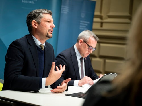 „Südtirols Politik war immer darauf ausgerichtet, den ländlichen Raum lebenswert und erreichbar zu halten – dafür braucht es funktionierende Infrastrukturen, betonte Mobilitäts- und Infrastrukturenlandesrat Daniel Alfreider im Gespräch mit den Medien zu #1 Jahr Landesregierung. (Foto: LPA/Fabio Brucculeri)