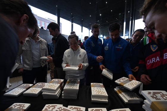 Le atlete e gli atleti olimpici e paralimpici hanno ricevuto un dono simbolico dalla Provincia autonoma di Bolzano. (Foto: USP/Manuela Tessaro)