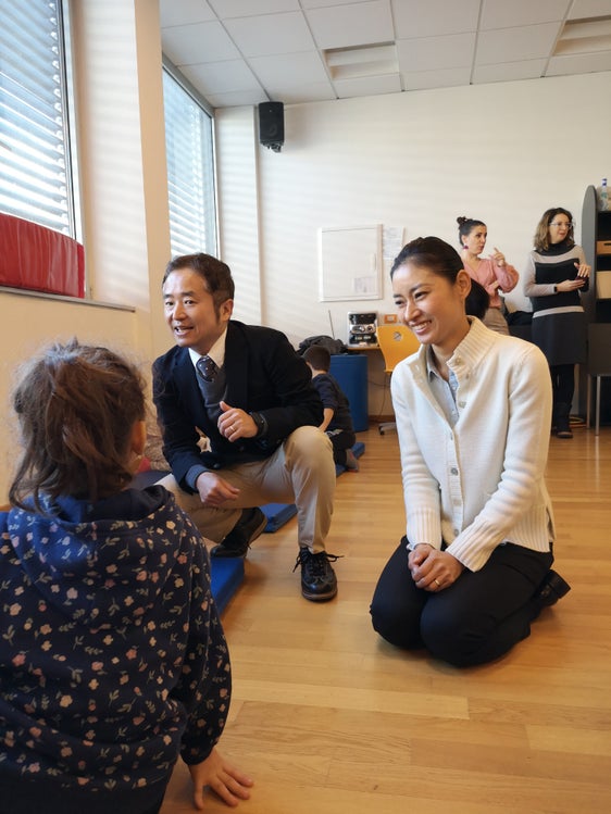 Professor Wakai von der Universität Tokio mit Delegation zu Besuch an einer Schule und einem Kindergarten in Bozen: Ziel war, das Südtiroler Inklusionsmodell kennenzulernen. (Foto: LPA/Italienische Bildungsdirektion)