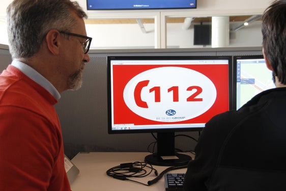 Die Einheitliche Notrufzentrale ist rund um die Uhr besetzt, sie kann mit dem Festnetztelefon oder dem Mobiltelefon angerufen werden und ist kostenlos; im Bild links Koordinator Paolo Berenzi. (Foto: LPA/Maja Clara)