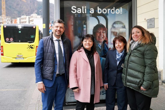 L'assessore Alfreider, la direttrice di sasa Piffer, la testimonial della campagna Nadia e la presidente di sasa Kofler davanti al poster della campagna "Sali a bordo!" (Foto: ASP/Federica Longhin)