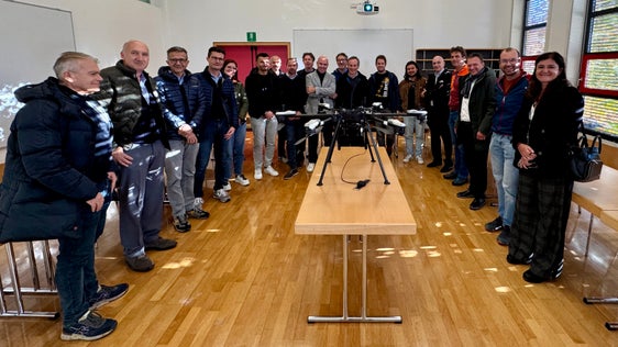 Vertreterinnen und Vertreter der Mobilfunkanbieter, der Länder Südtirol und Trentino, der Brennerautobahn AG, der Planungsbüros sowie der RAS treffen sich zum Austausch über den Ausbau der Mobilfunkabdeckung in Südtirol. (Foto: LPA/RAS)
