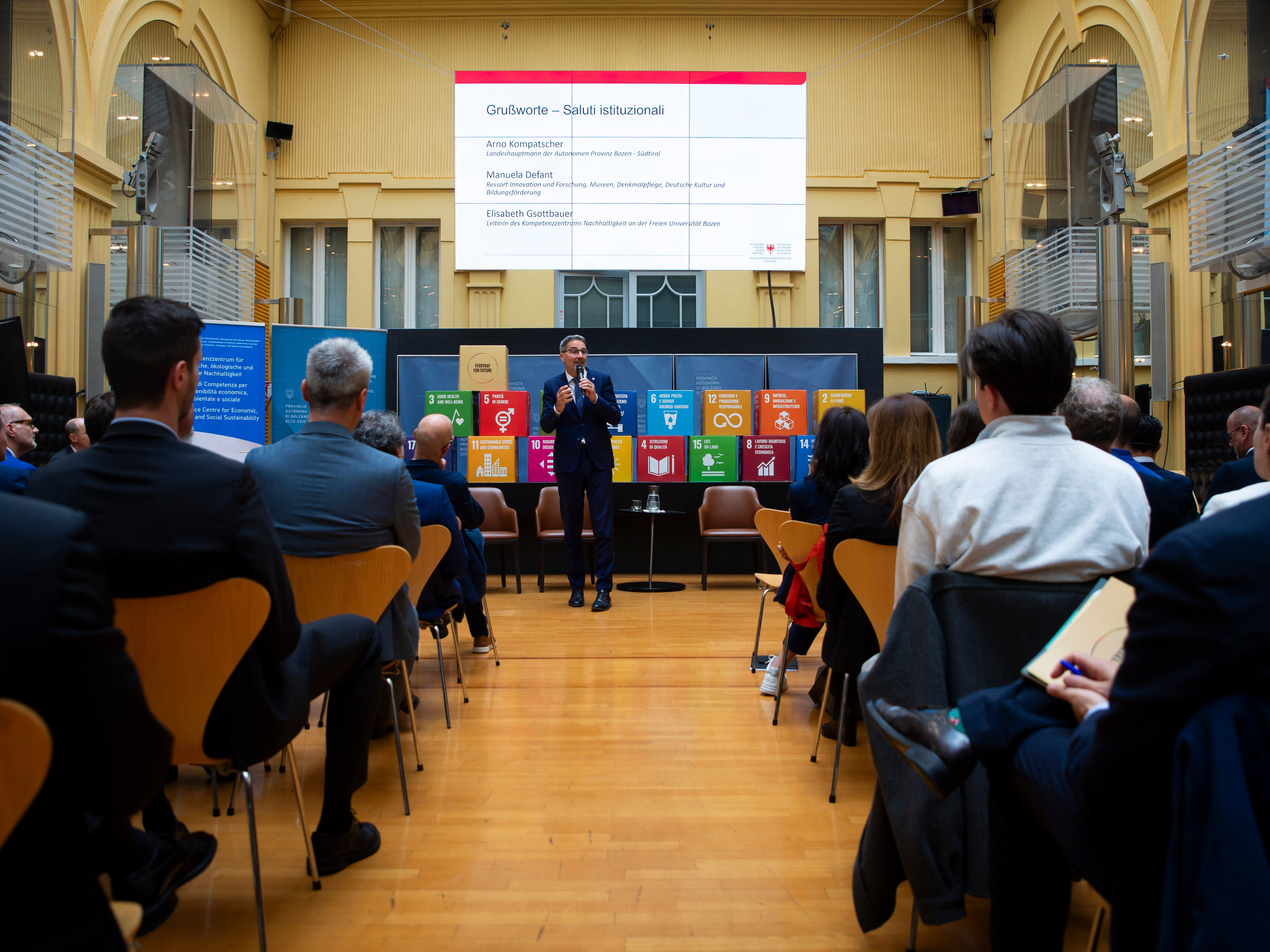 Die Herausforderungen des Klimawandels und die Notwendigkeit sozialer Verantwortung verlangen von uns allen ein Umdenken, betonte Landeshauptmann Arno Kompatscher. (Foto: LPA/Fabio Brucculeri) 