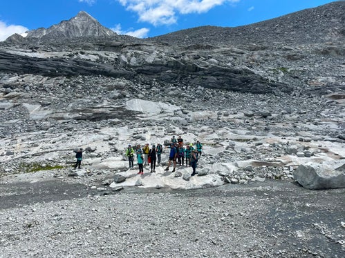 Im Rahmen der Junior-Ranger-Ausbildung erlebten die teilnehmenden Jugendlichen zahlreiche spannende Naturabenteuer - im Bild auf der Suche nach dem ewigen Eis im Naturpark Rieserferner-Ahrn.  (Foto: LPA/Landesamt für Natur)