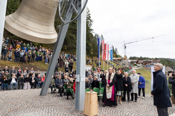 Tirols Landeshauptmann Mattle (l.) und viele Gäste hörten und sahen den ersten Glockenschlag der neu gegossenen Friedensglocke. (Land Tirol/Die Fotografen)
