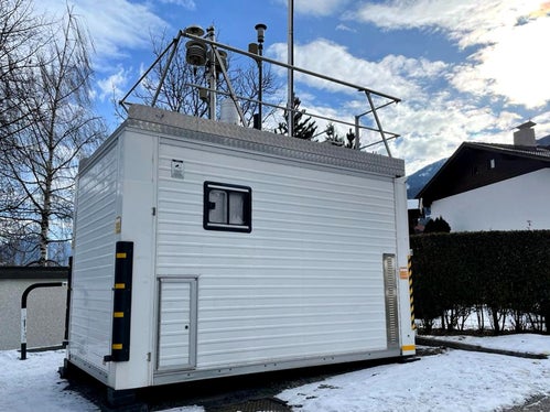 Die neue Luftmessstation in Sterzing, die die Luftqualität im Wipptal überwacht. Die Landesregierung hat das aktualisierte NO2-Programm 2018-2023 genehmigt, das bis 2026 gültig bleiben wird. (Foto: Landesagentur für Umwelt und Klimaschutz)
