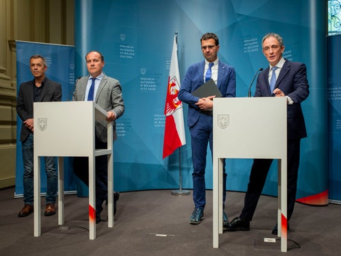 Haben heute das Projekt Bozner Urban Pass Bolzano vorgestellt: (v.l.) der Direktor im Landesamt für Luft und Lärm, Georg Pichler, Umweltlandesrat&nbsp;Giuliano Vettorato, der&nbsp;Präsident der Autobahngesellschaft,&nbsp;Hartmann Reichalter,&nbsp;und der Geschäftsführer der Brennerautobahn, Diego Cattoni. (Foto: LPA/Fabio Brucculeri)