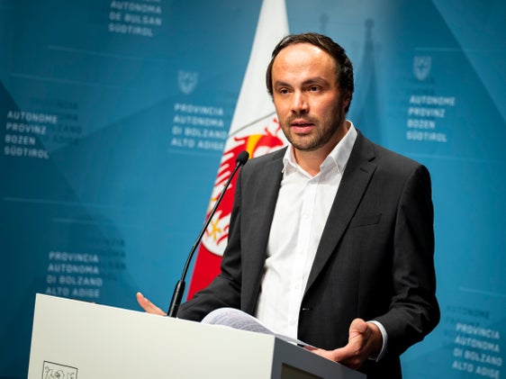 L'assessore all'Istruzione Philipp Achammer spiega i retroscena dei dati di un istituto di ricerca economica di Mestre, che attestano l'alto tasso di abbandono scolastico in Alto Adige. Gli apprendisti sono stati erroneamente inclusi tra coloro che hanno abbandonato la scuola. (Foto: USP/Fabio Brucculeri)