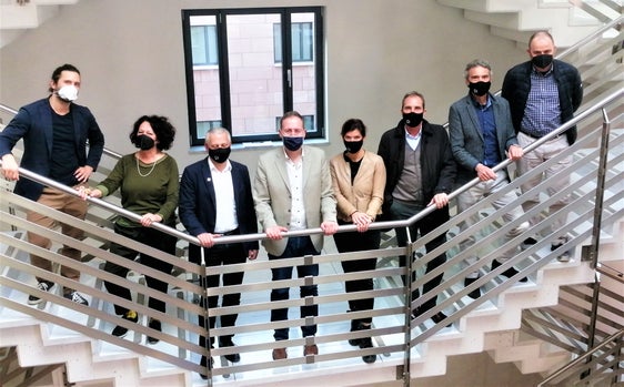 Riunione tra l'assessore all'edilizia pubblica Massimo Bessone e la delegazione dell'Ordine degli Architetti. Nella foto (da sx) il direttore di dipartimento Davide Gemmellaro, la direttrice di ripartizione all'edilizia e servizio tecnico Marina Albertoni, il presidente dell'Ordine degli architetti Wolfgang Thaler, l'assessore Massimo Bessone, l'architetto Ingrid Tosoni, l'architetto Stefano Adami, l'architetto Valentino Andrioli e il direttore di ripartizione patrimonio Daniel Bedin (Foto: ASP/Igor Cocca) 