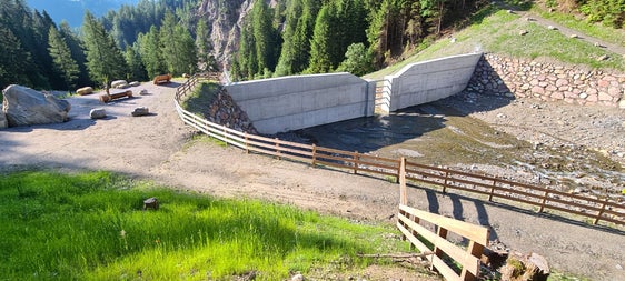 So zeigt sich die neue Sperre im Gamperbach in der Gemeinde Proveis Mitte Juni nach erfolgter Begrünung. (Foto: LPA/Landesamt für Wildbach- und Lawinenverbauung Süd in der Agentur für Bevölkerungsschutz)