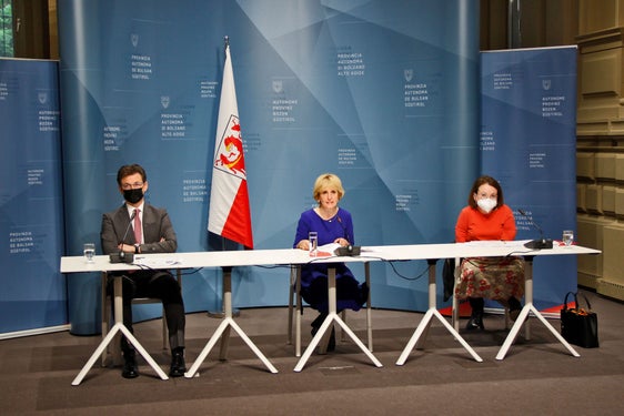 Per gli anziani e le persone bisognose di assistenza, in Alto Adige è disponibile un'ampia gamma di servizi: nel 2021 sono stati erogati 255 milioni di euro in assegni di accompagnamento. Un sostegno che viene fornito anche attraverso servizi di assistenza domiciliare (Foto: ASP/Greta Stuefer)