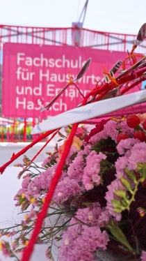 La Scuola professionale per l'economia domestica e agroalimentare Aslago al mercato dei fiori di Bolzano. (Foto: USP/Scuola professionale per l'economia domestica e agroalimentare Aslago)