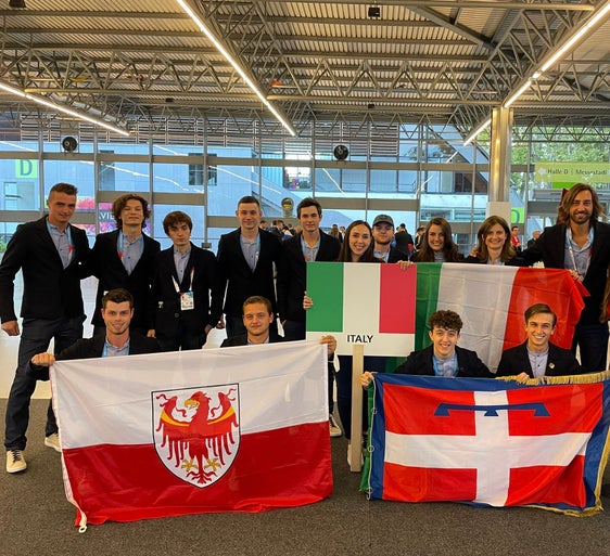 Mit viel Können, Geschicklichkeit und Disziplin zum Erfolg: Südtirols sieben junge Fachkräfte als Teil des italienischen Teams bei den EuroSkills 2021 (Foto: Gian Luigi Ferraris)   