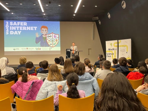 Il sovrintendente Vincenzo Gullotta ha sottolineato l'importanza di questa iniziativa. “Il compito della scuola è spiegare sia ai docenti che agli studenti le grandi potenzialità e i rischi della rete, offrendo ad ogni fascia d’età strumenti e consigli su un uso sicuro delle tecnologie digitali”. (Foto: USP)