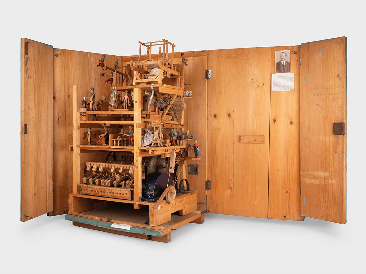 Das Urbele-Werk des Museumsverein Ulten ist ein Orgelkasten, bei dem sich durch Kurbeln kleine Figuren in Bewegung setzen, die verschiedene Szenen aus dem bäuerlichen Leben darstellen. Es ist im Talmuseum Ulten zu sehen. Gebaut hat es Urban Knoll um das Jahr 1930. (Foto: LPA/Museumsverband Südtirol/Museumsverein Ulten)