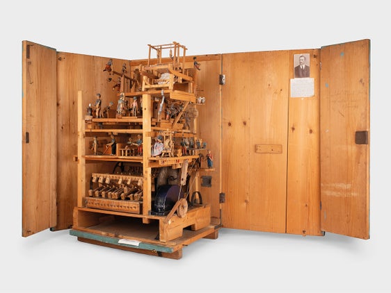 Das "Urbele-Werk" des Museumsverein Ulten ist ein Orgelkasten, bei dem sich durch Kurbeln kleine Figuren in Bewegung setzen, die verschiedene Szenen aus dem bäuerlichen Leben darstellen. Es ist im Talmuseum Ulten zu sehen. Gebaut hat es Urban Knoll um das Jahr 1930. (Foto: LPA/Museumsverband Südtirol/Museumsverein Ulten)